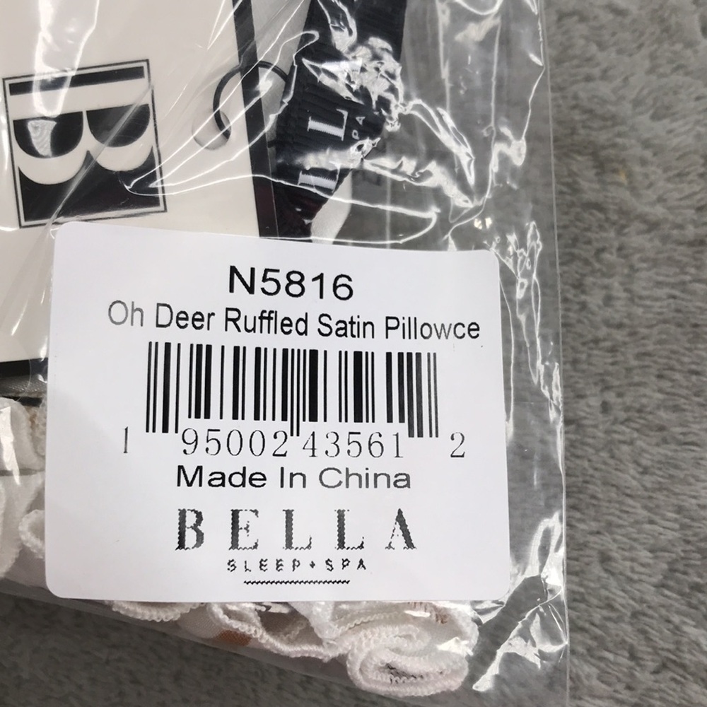 Bella Sleep + Spa Deer Silk Ruffled Pillowcases 2 New great gift - Picture 2 of 7